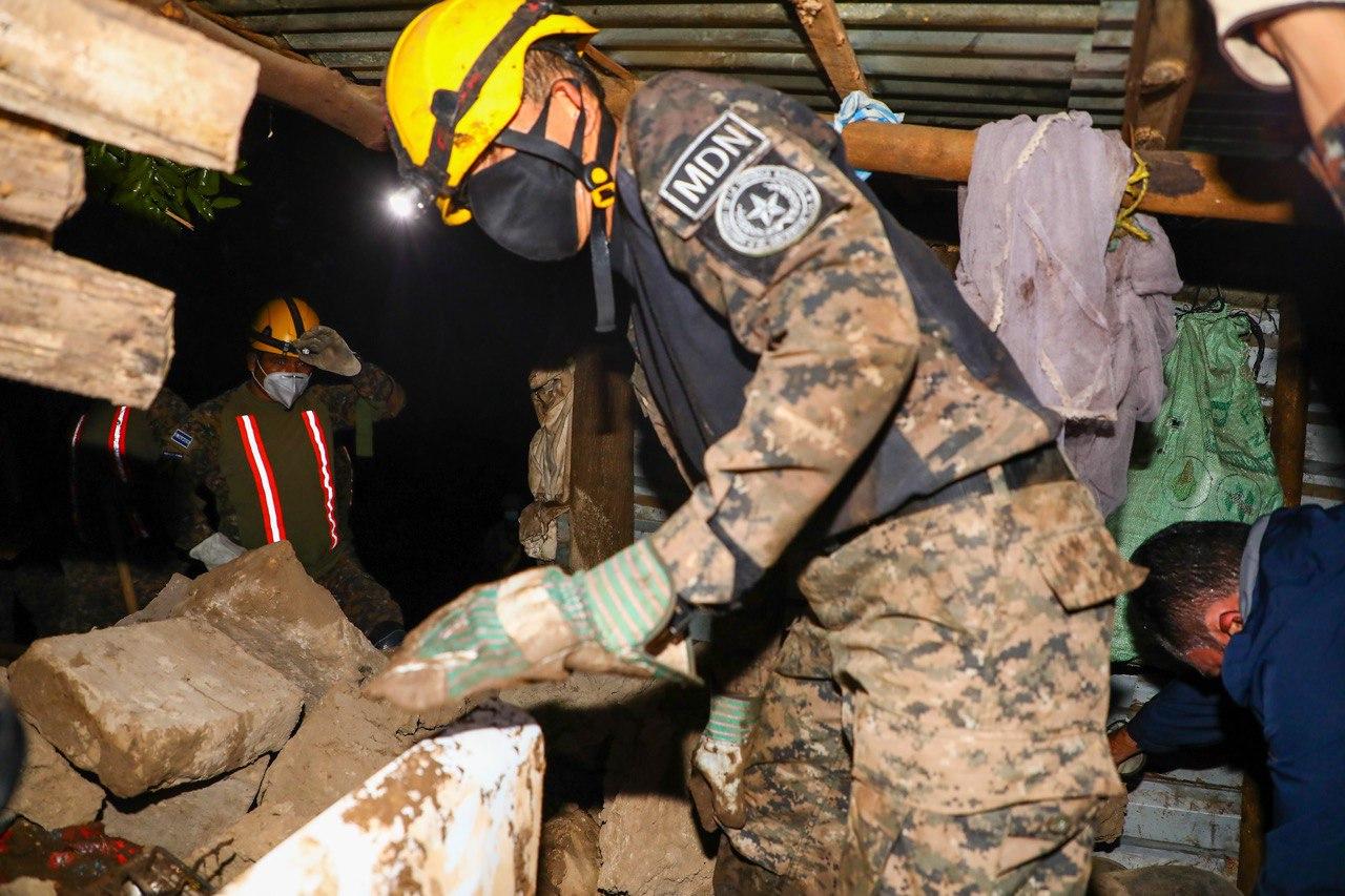 PNC y FAES colaboran con Protección Civil en la búsqueda de víctimas en Nejapa