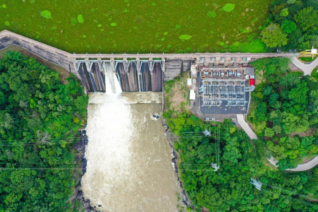 Gobierno mantiene descargas controladas en Central Hidroeléctrica 5 de noviembre