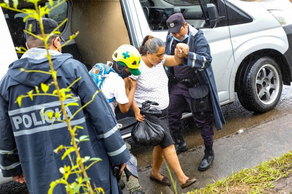 Policía Nacional Civil brinda seguridad a familias en albergues y zonas ...