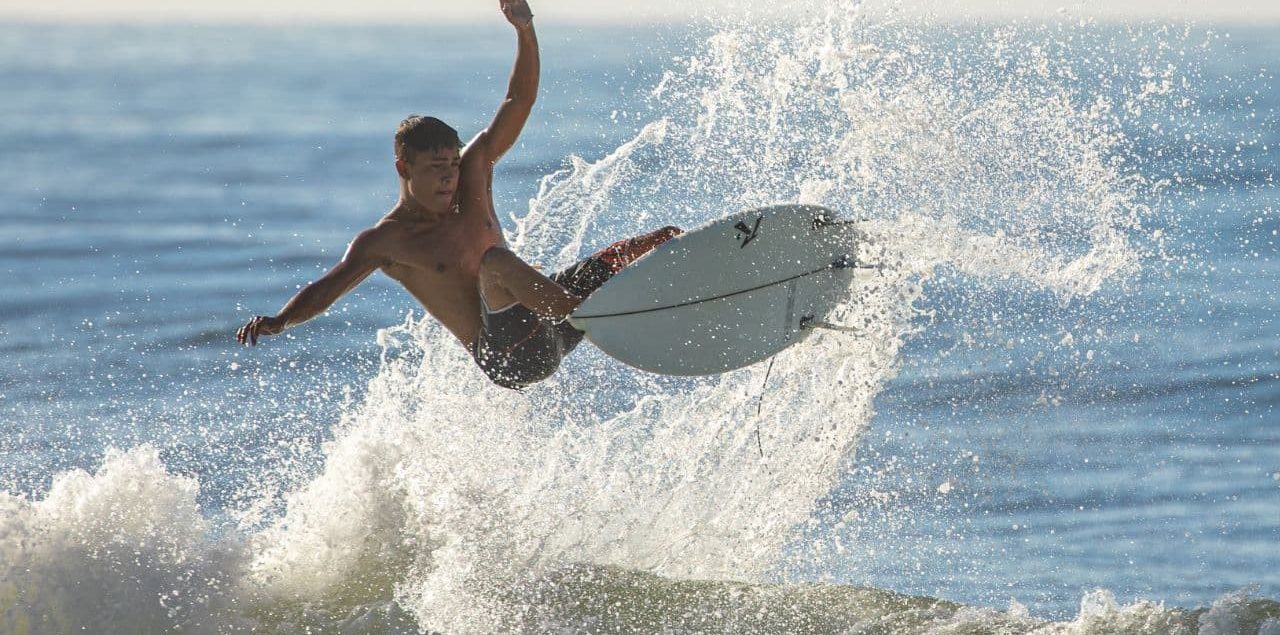 Surfer haciendo un vuelo en Surf City El Salvador