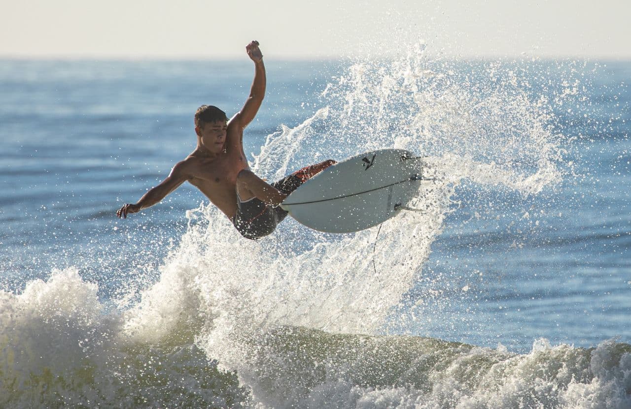 Surfer haciendo un vuelo en Surf City El Salvador