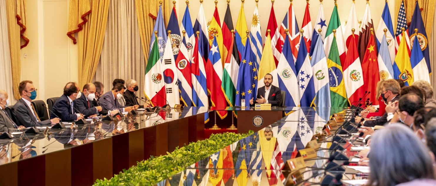 El Presidente de la República, Nayib Bukele, se reunió con los embajadores y jefes de misiones diplomáticas acreditadas en el país, para explicar el estado de la institucionalidad democrática en El Salvador, luego de la instalación de la legislatura 2021-2024.