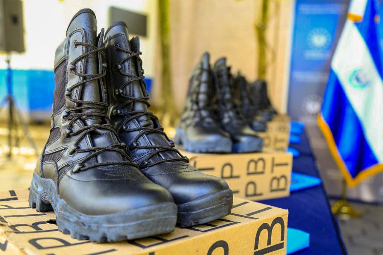 La Fuerza Armada adquiere maquinaria para fabricar botas militares, una apuesta para dignificar la carrera militar Presidencia de la de El Salvador