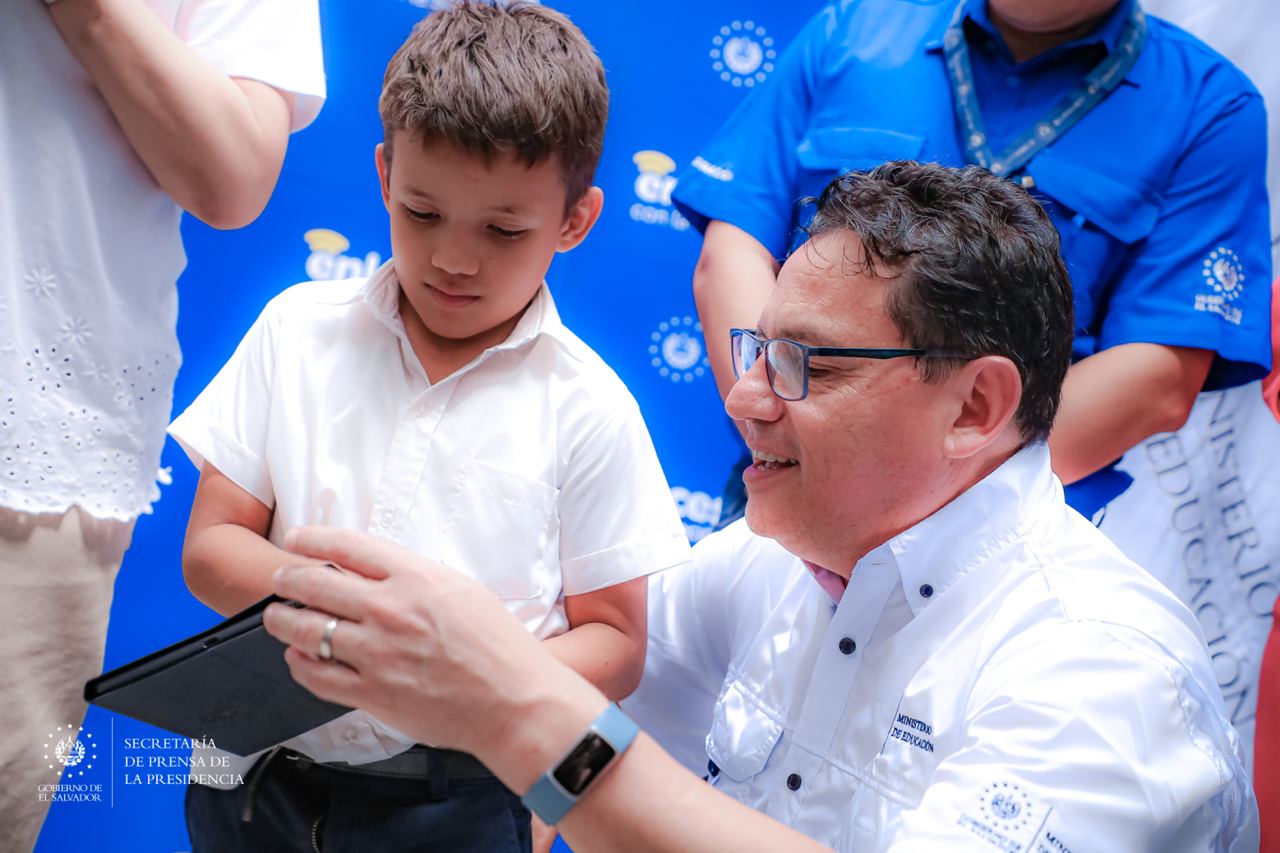 Presidente Nayib Bukele confirma que mañana inicia la entrega de tablets a  estudiantes de primero a tercer grados en centros escolares - Presidencia  de la República de El Salvador