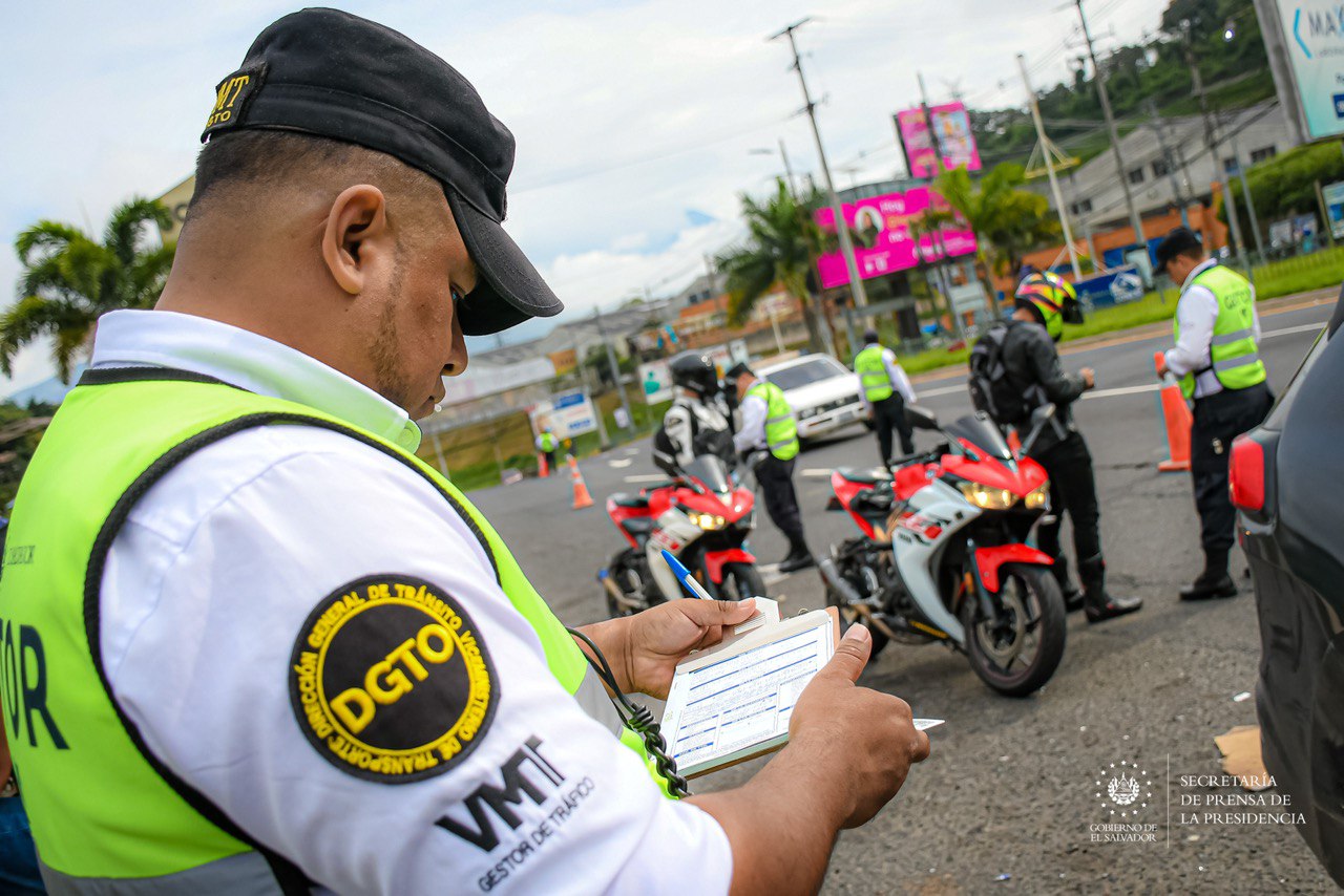 Cero tolerancia contra los infractores de las leyes de tránsito, permite un  aumento de las multas este año - Presidencia de la República de El Salvador
