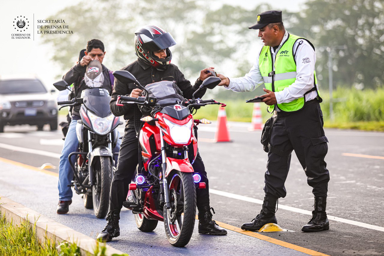 Más de la mitad de los motociclistas conduce sin licencia y ocupa el  segundo lugar de víctimas en accidentes - Presidencia de la República de El  Salvador
