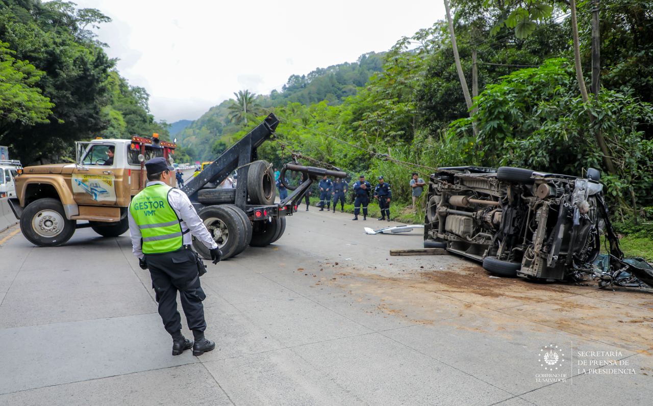 Gobierno del Presidente Nayib Bukele atiende oportunamente a lesionados en accidente de un microbús escolar en la carretera Panamericana - Presidencia de la República de El Salvador