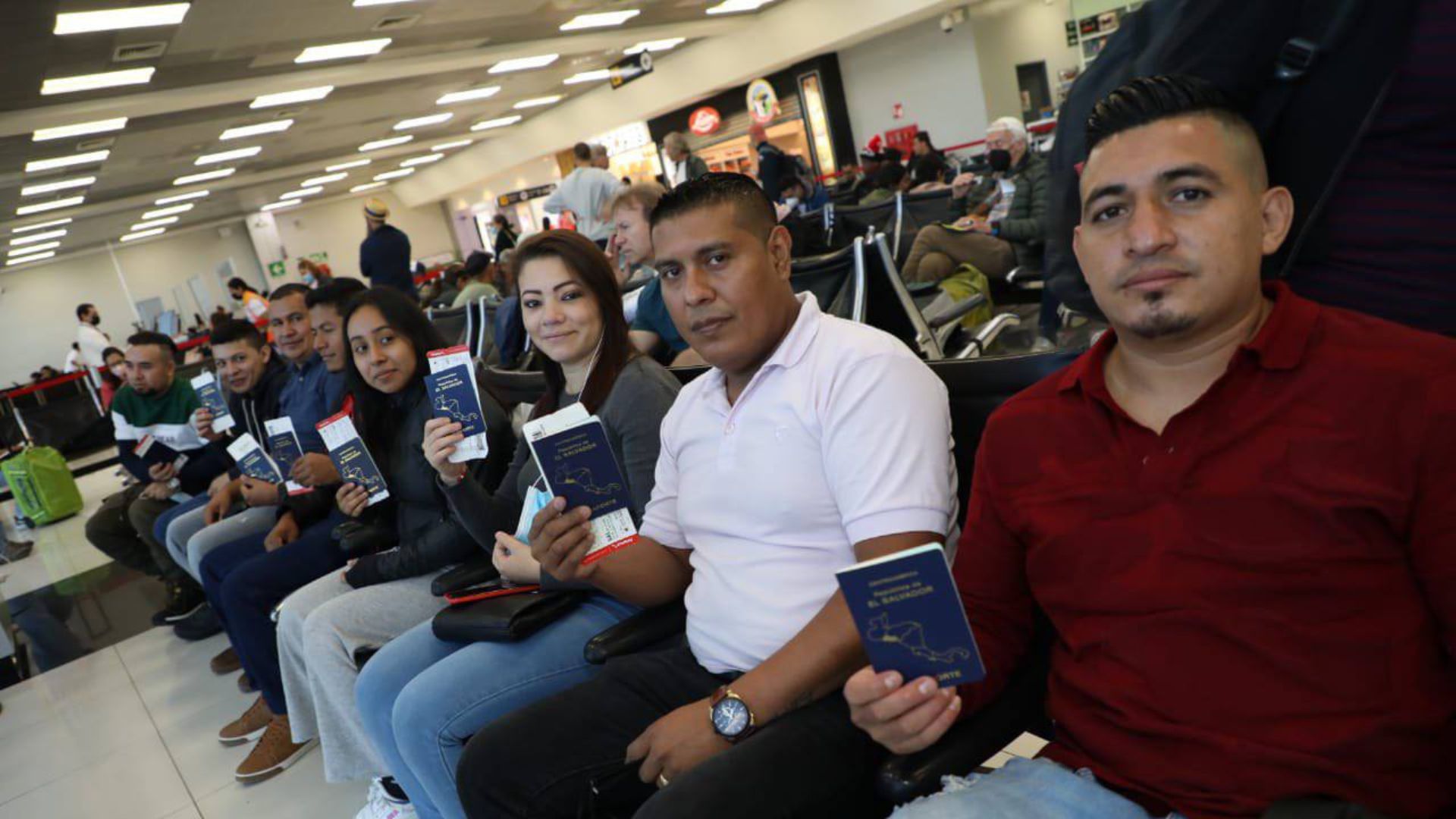 Nuevo grupo de salvadoreños viajó hacia Canadá a trabajar, como parte del  Programa de Migración Laboral - Presidencia de la República de El Salvador